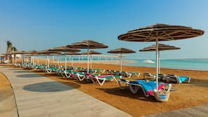 Plage privée, cabines gratuites, chaises longues, parasols