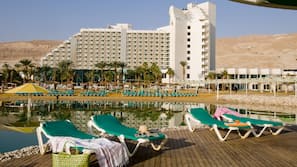 Plage privée, cabines gratuites, chaises longues, parasols