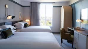 Egyptian cotton sheets, premium bedding, in-room safe, desk