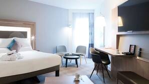Luxe beddengoed, een minibar, een kluis op de kamer, een bureau