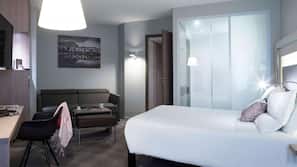 Luxe beddengoed, een minibar, een kluis op de kamer, een bureau
