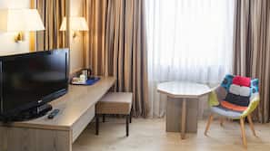 Luxe beddengoed, een minibar, een bureau, verduisterende gordijnen