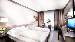 Luxe beddengoed, een minibar, een bureau, verduisterende gordijnen