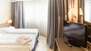 Luxe beddengoed, een minibar, een bureau, verduisterende gordijnen