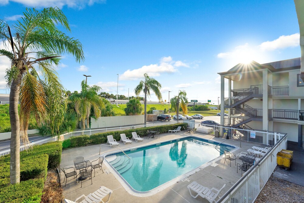 Outdoor pool, Quality Inn