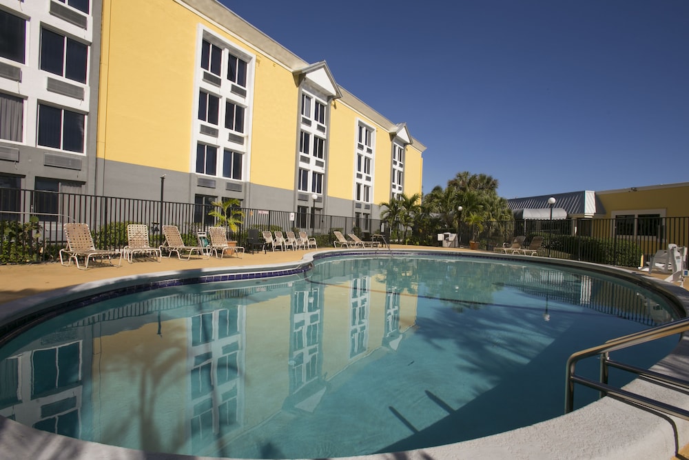 The Inn At Boynton Beach In Palm West Hotel Hotel Front