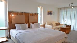 Hypoallergeen beddengoed, een minibar, een kluis op de kamer, een bureau