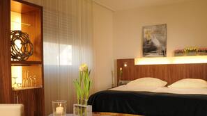 Hypoallergeen beddengoed, een minibar, een kluis op de kamer, een bureau