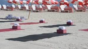 Am Strand, Cabañas (gegen Gebühr), Liegestühle, Sonnenschirme