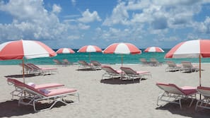 Am Strand, Cabañas (gegen Gebühr), Liegestühle, Sonnenschirme