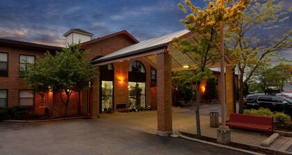 Howard Johnson by Wyndham Waukegan Great Lakes