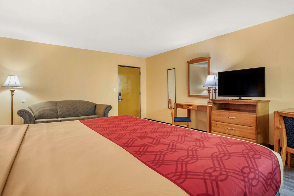 Econo Lodge Inn & Suites