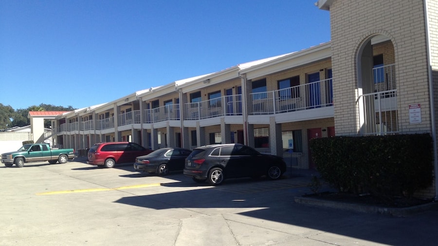Motel 6 San Antonio, TX - Fiesta Trails