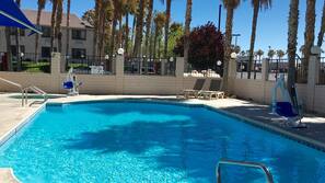 2 outdoor pools