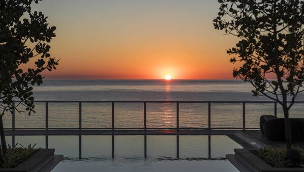 3 outdoor pools, open 8:00 AM to 10:00 PM, free pool cabanas