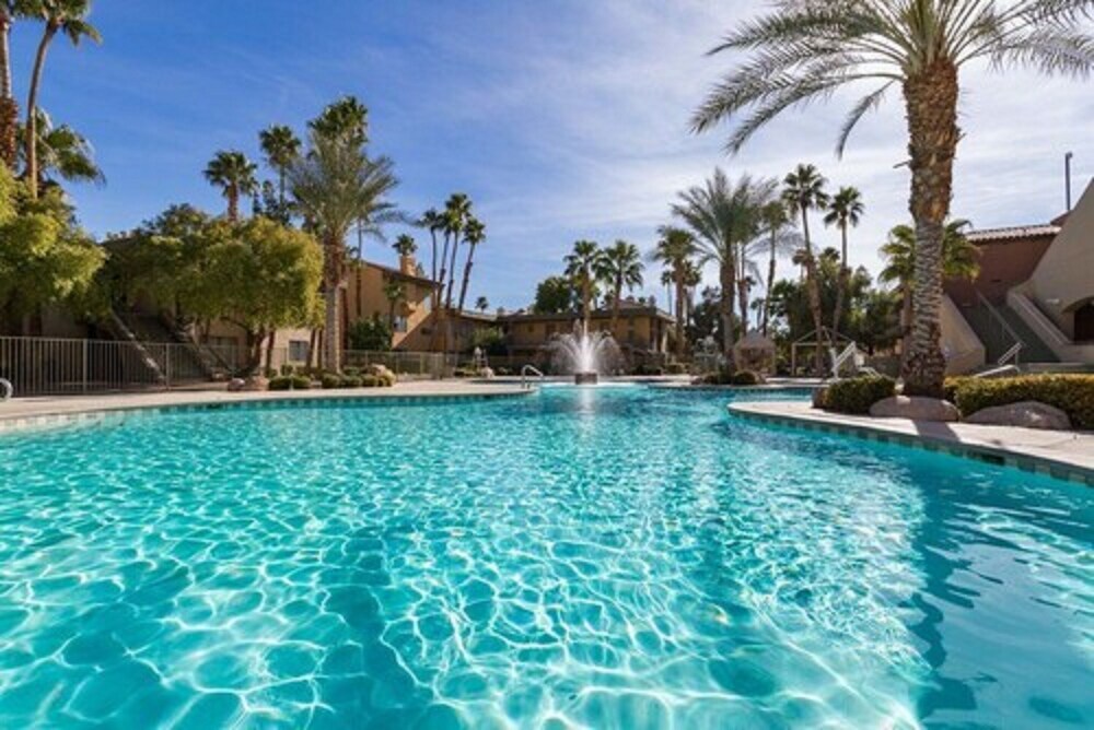 Outdoor pool, Alexis Park All Suite Resort