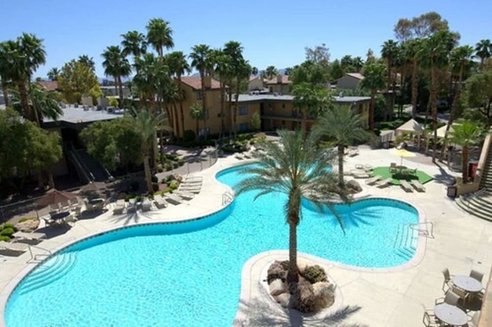 Outdoor pool, Alexis Park All Suite Resort