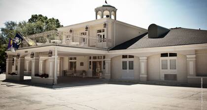 Carmel Inn & Suites