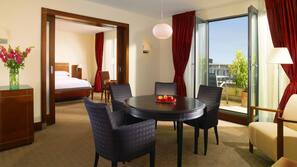 Hypo-allergenic bedding, minibar, in-room safe, desk