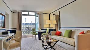 Premium bedding, in-room safe, desk, laptop workspace