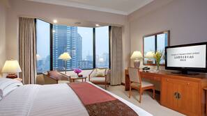 Minibar, in-room safe, Internet, alarm clocks