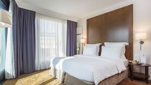 Ropa de cama hipoalergénica, caja fuerte, escritorio