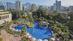 Una piscina al aire libre de temporada, sombrillas