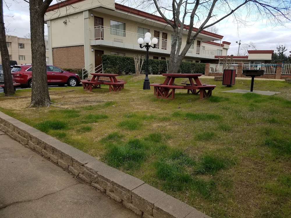 BBQ/picnic area, Best Western Winners Circle