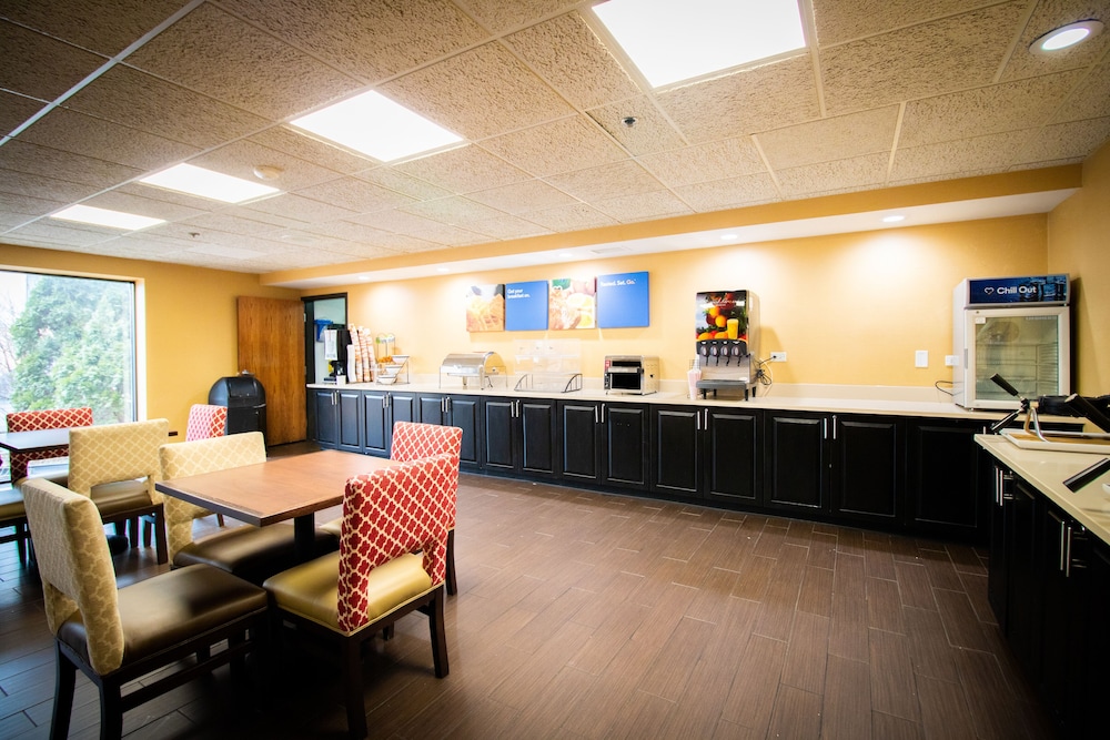 Breakfast buffet, Comfort Inn Arlington Heights - O'Hare Airport