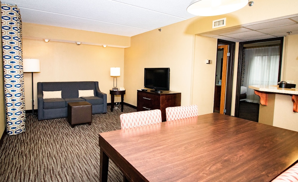 Living area, Comfort Inn Arlington Heights - O'Hare Airport