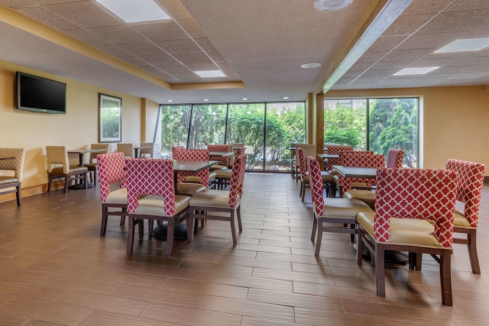 Breakfast area, Comfort Inn Arlington Heights - O'Hare Airport