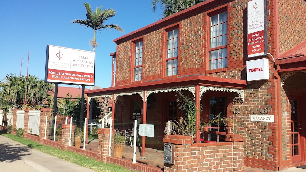 Property entrance, Early Australian Motor Inn