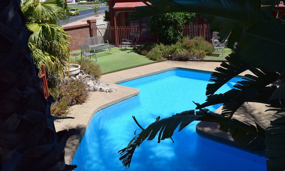 Outdoor pool, Early Australian Motor Inn