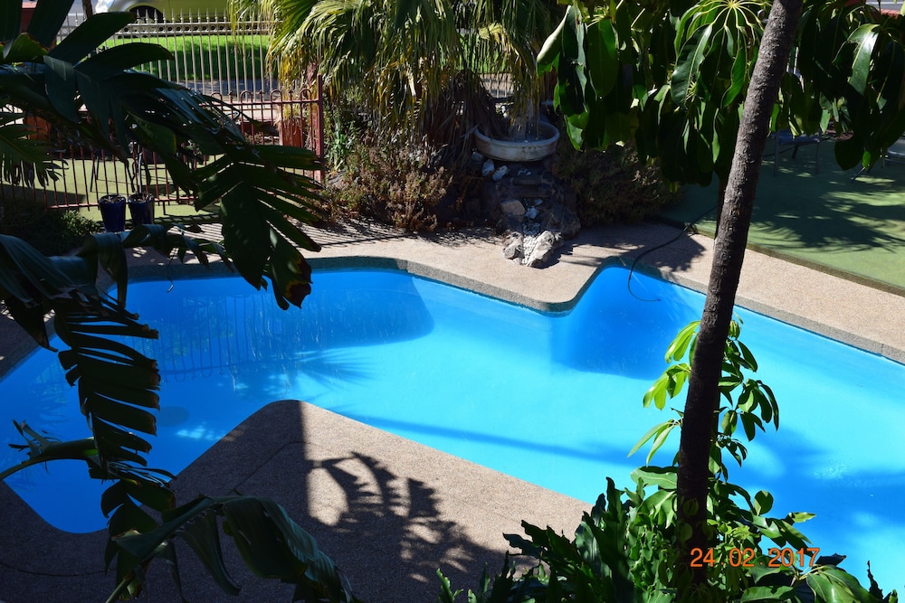 Outdoor pool, Early Australian Motor Inn