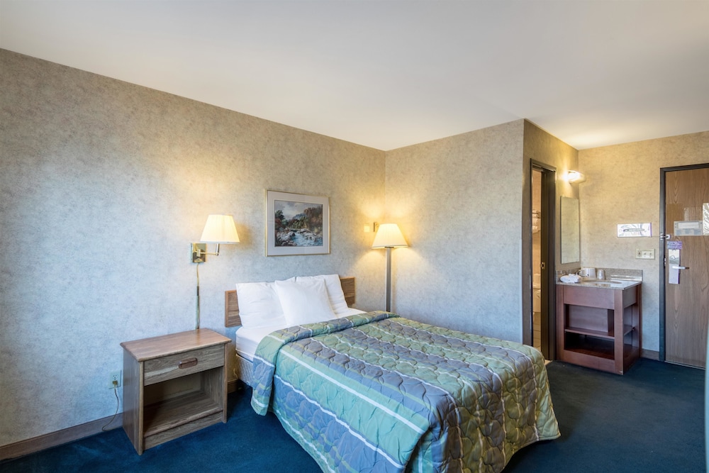 Motel 6 Eau Claire, WI in Eau Claire | Best Rates & Deals on Orbitz
