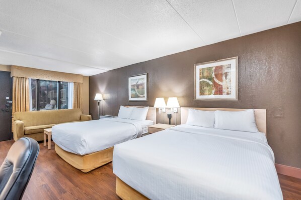 Standard Room, 1 King Bed, Refrigerator & Microwave, Pool View | Primary image