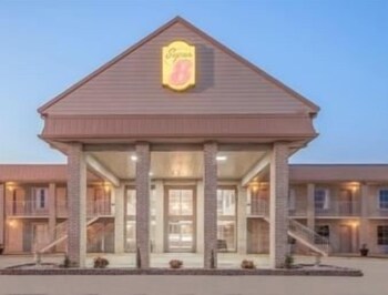 Super 8 By Wyndham New Iberia 2018 Room Prices Deals Reviews Hotel Front Evening Night