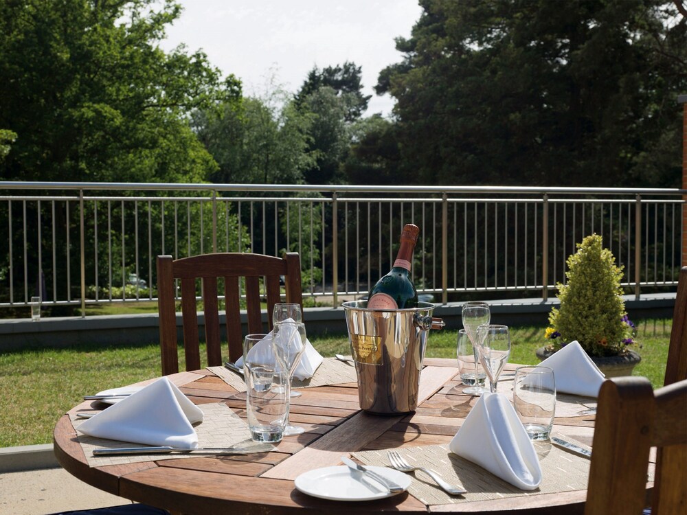 Outdoor dining, Macdonald Berystede Hotel