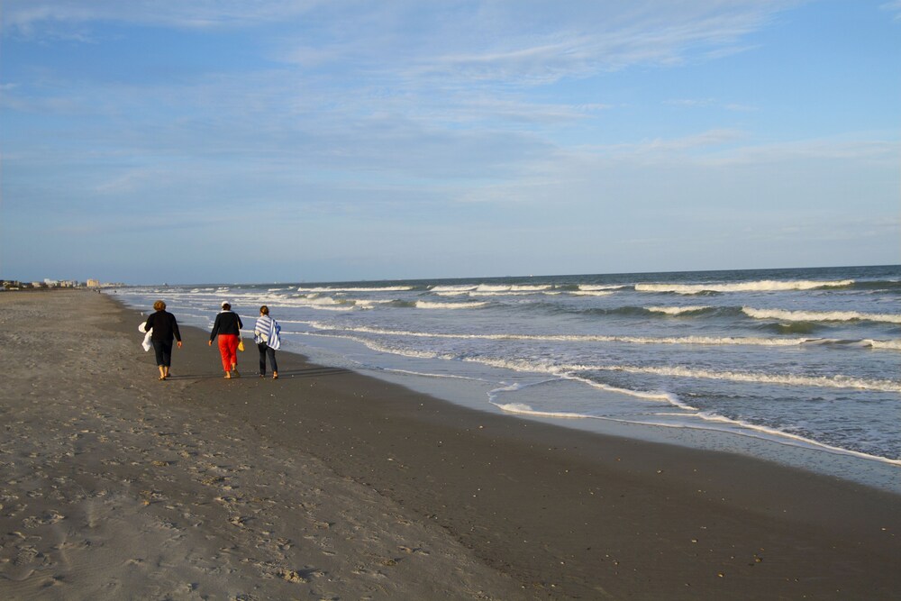 Days Inn by Wyndham Cocoa Beach Port Canaveral