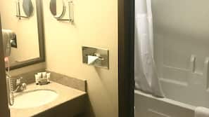 Combined shower/tub, free toiletries, hair dryer