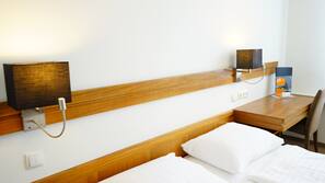 Allergikerbettwaren, Minibar, Zimmersafe, Schreibtisch