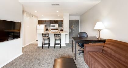 Hawthorn Suites by Wyndham Arlington / DFW South