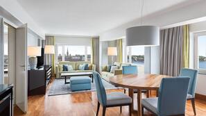 Sengetøy av topp kvalitet, minibar, safe på rommet og skrivebord