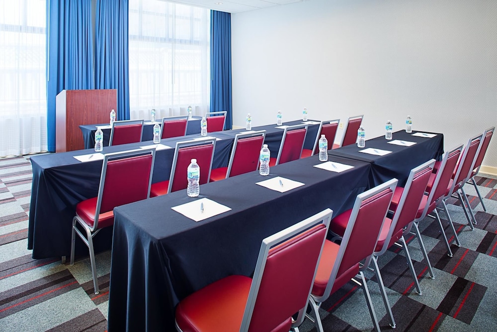Four points hotel philadelphia pa Uniquely known as the 'First Capital of the USA,' Four Points by Sheraton York is in the middle of it all and just a short drive away to Hershey Park, historic Gettysburg battlefield and the Dutch Country of Lancaster County.