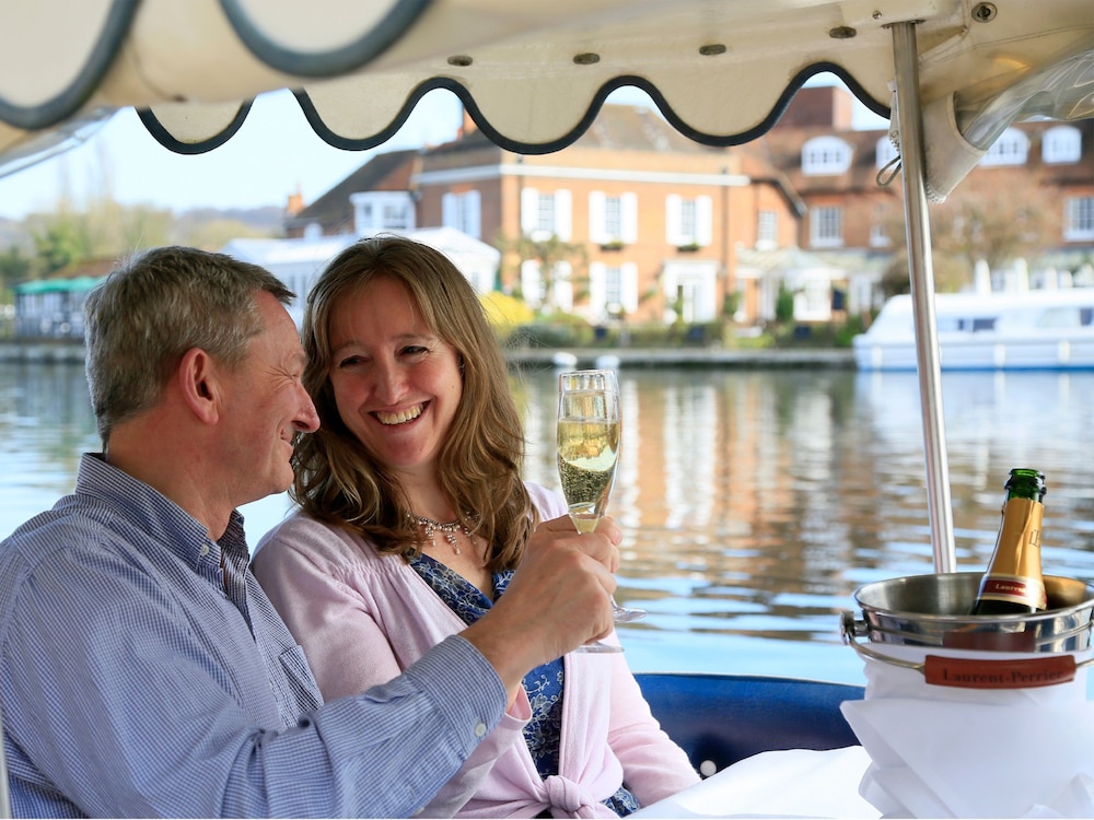 Courtyard, Macdonald Compleat Angler