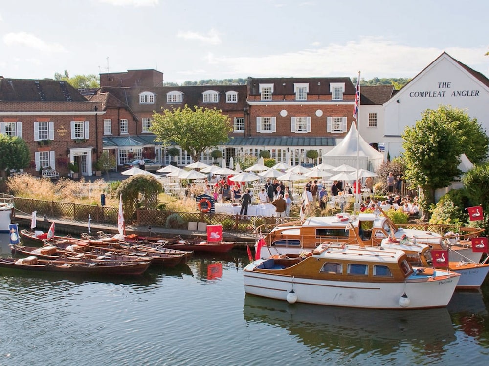 Exterior, Macdonald Compleat Angler