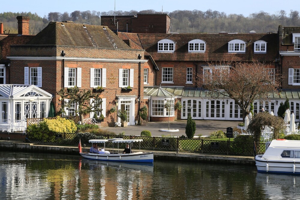 Front of property, Macdonald Compleat Angler