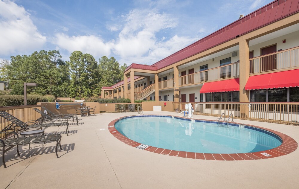 Pool, Red Roof Inn Tupelo