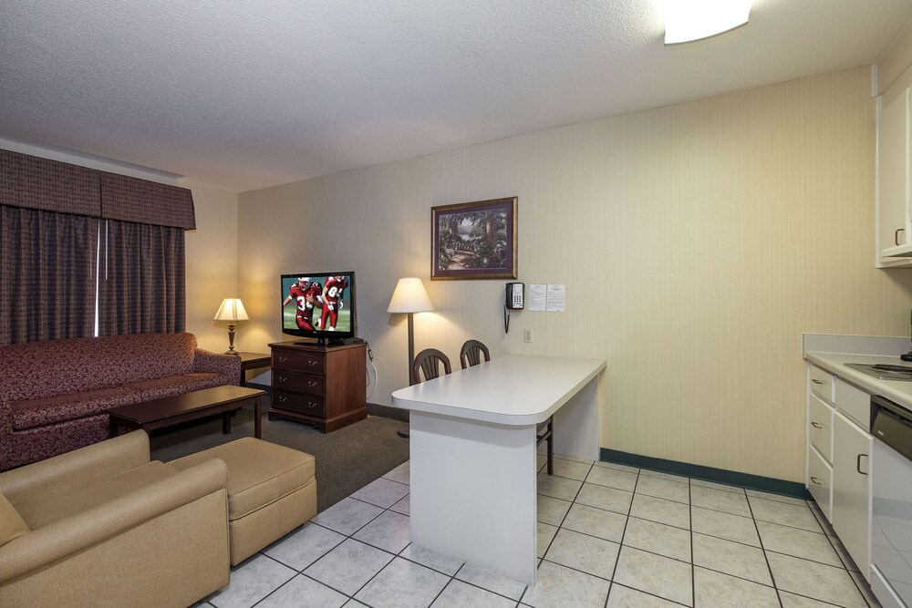 Room, Red Roof Inn & Suites Dothan