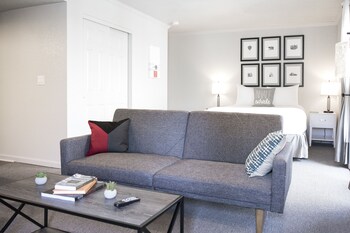 Cloverleaf Suites Kansas City - Overland Park